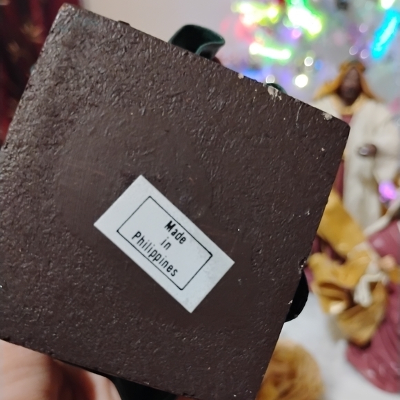 Elegant Nativity Scene Set Handcrafted Fabric Mache - Picture 3 of 17